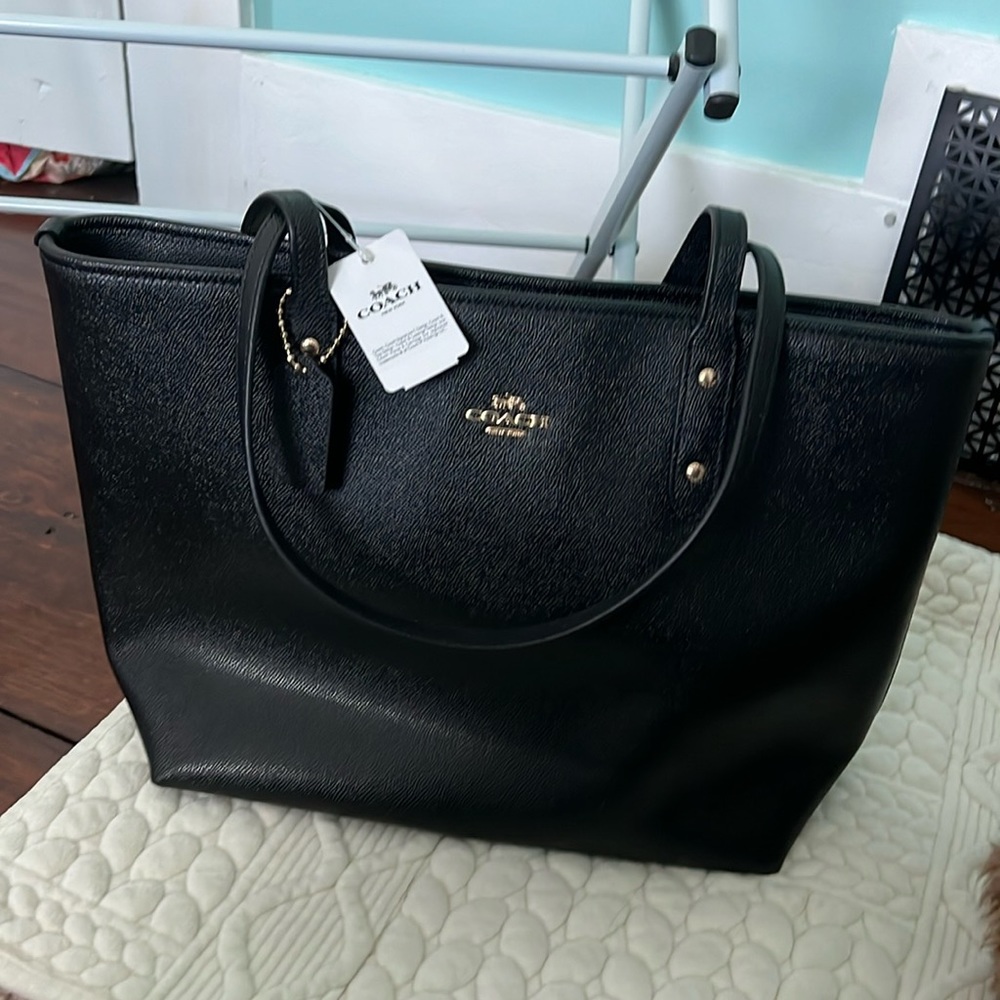 NWT Gorgeous zip top COACH tote! Verasile and classic!
